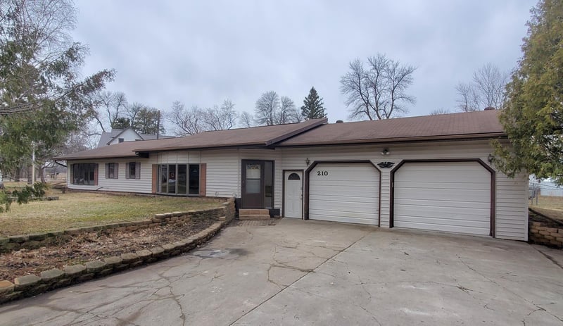 210 Hope Ave W, Nelson, MN 56355