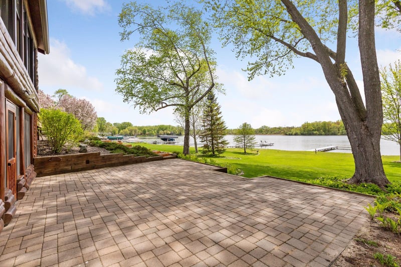 187 Peninsula Rd, Medicine Lake, MN 55441