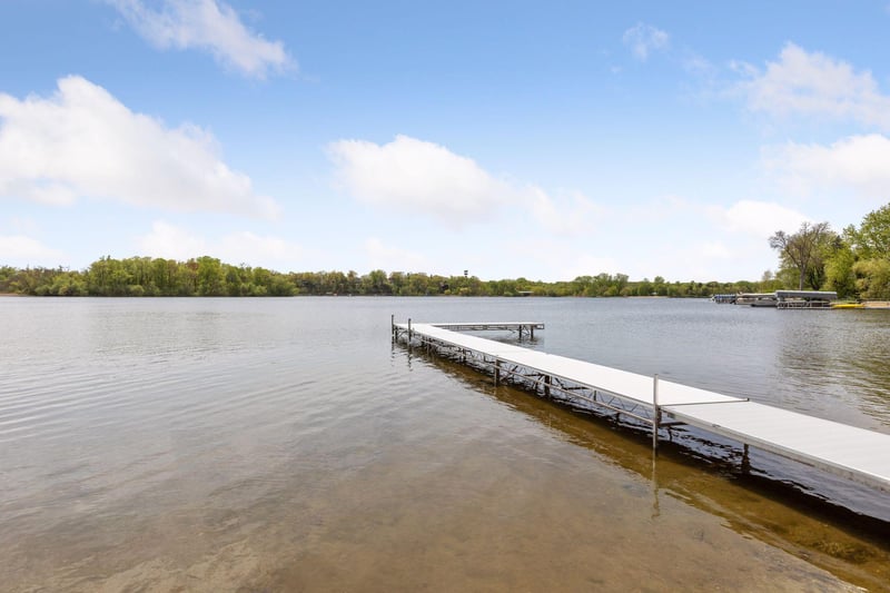 187 Peninsula Rd, Medicine Lake, MN 55441