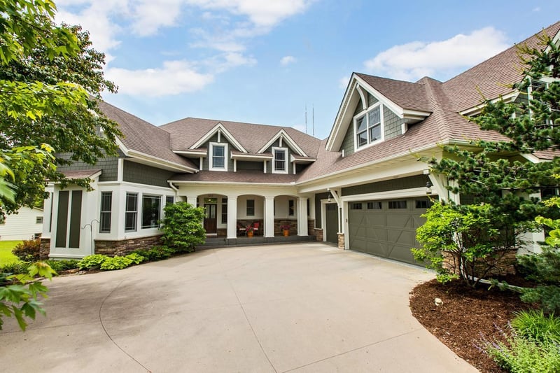 582 Lake Ridge Dr, Shoreview, MN 55126