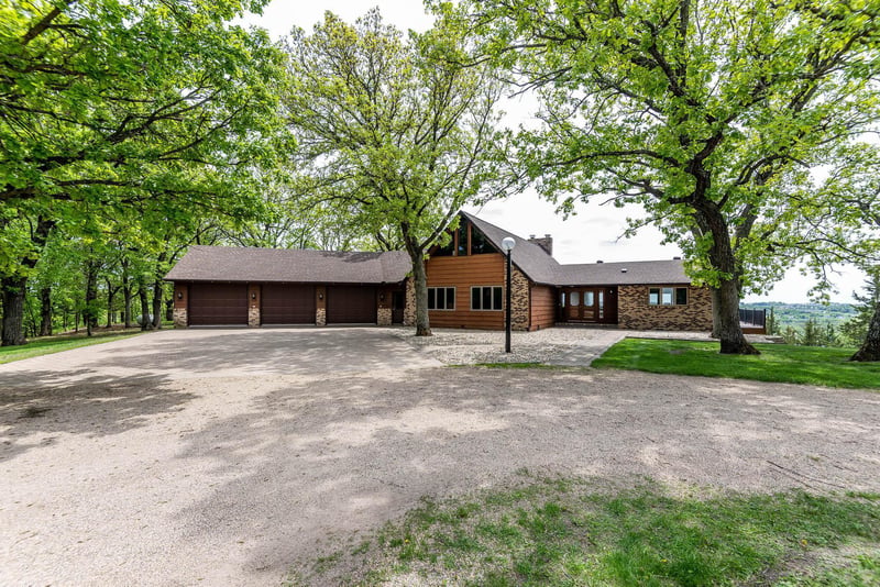 60501 Valley Hills Dr, New Ulm, MN 56073
