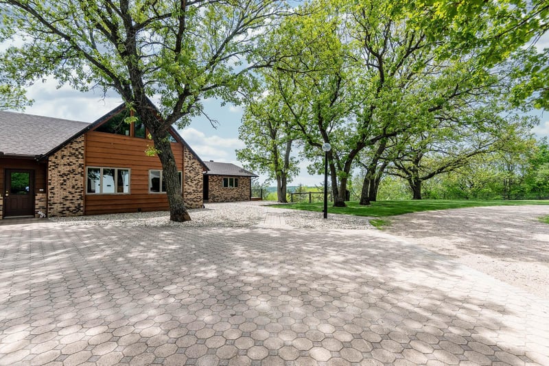 60501 Valley Hills Dr, New Ulm, MN 56073