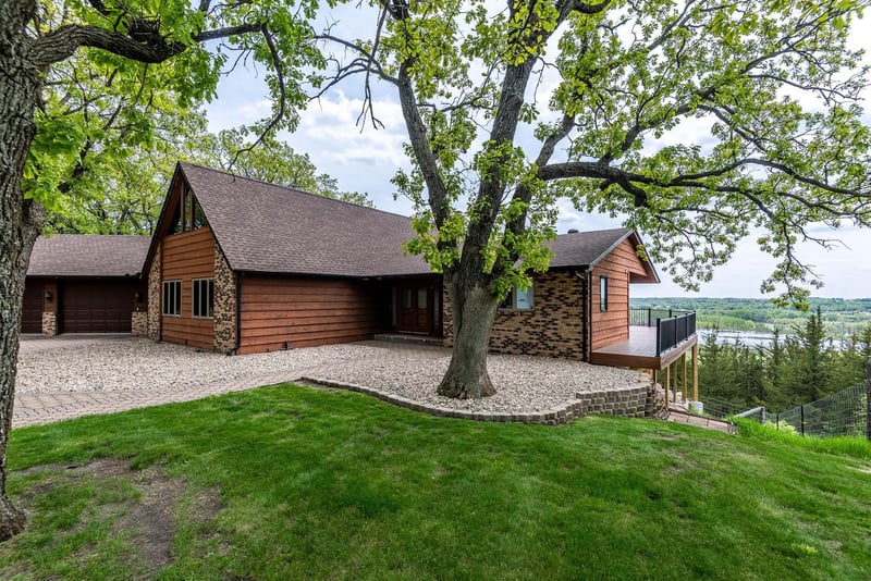 60501 Valley Hills Dr, New Ulm, MN 56073