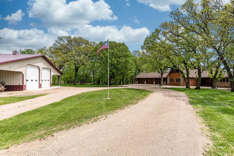 60501 Valley Hills Dr, New Ulm, MN 56073