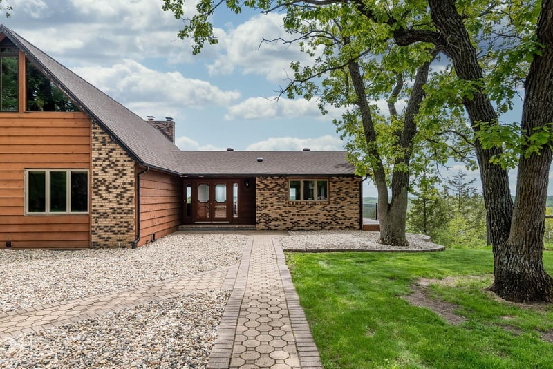 60501 Valley Hills Dr, New Ulm, MN 56073