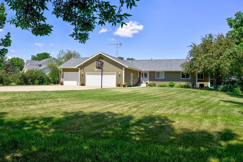 51696 Eagle Ln, Lake Crystal, MN 56055
