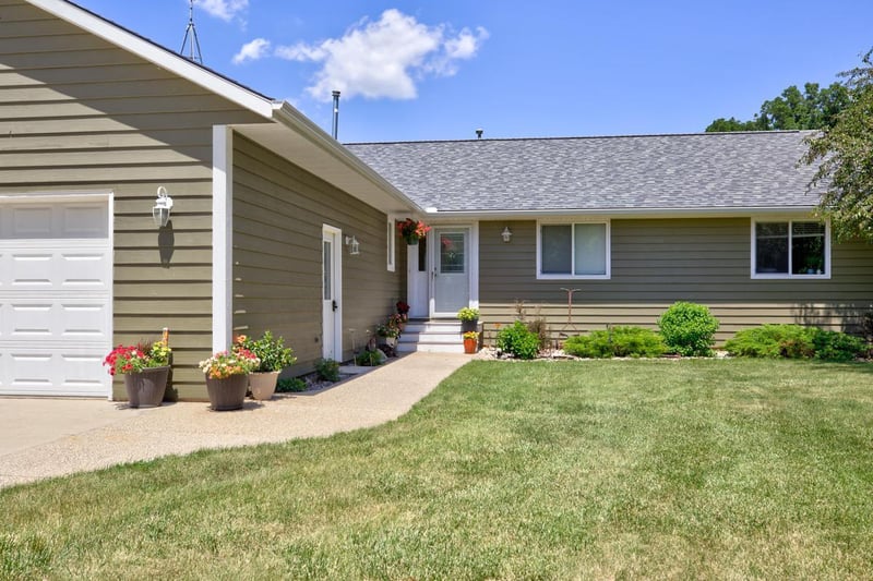51696 Eagle Ln, Lake Crystal, MN 56055
