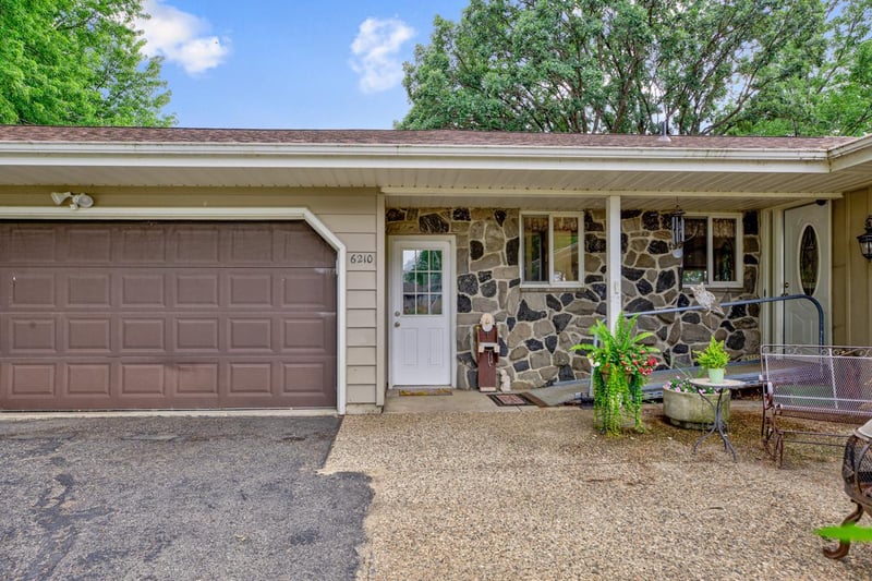 6210 Shamrock Dr, Madison Lake, MN 56063