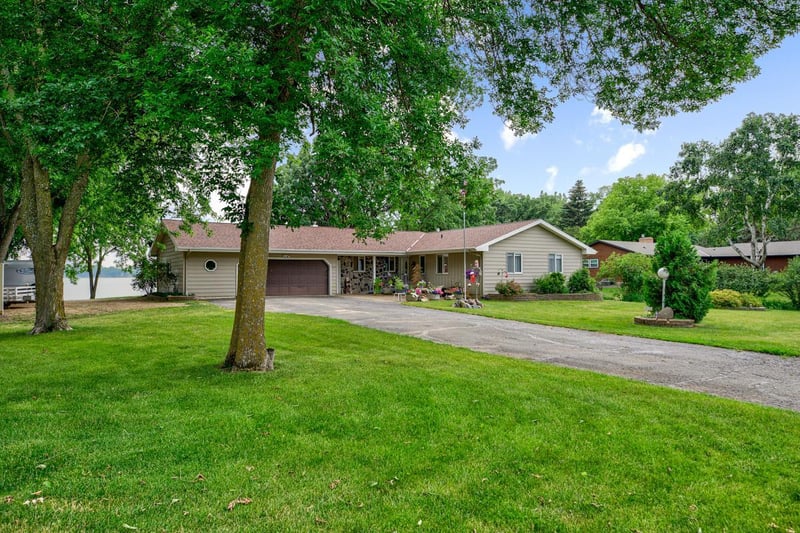6210 Shamrock Dr, Madison Lake, MN 56063