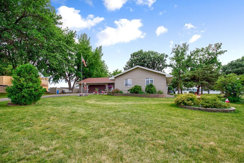6210 Shamrock Dr, Madison Lake, MN 56063