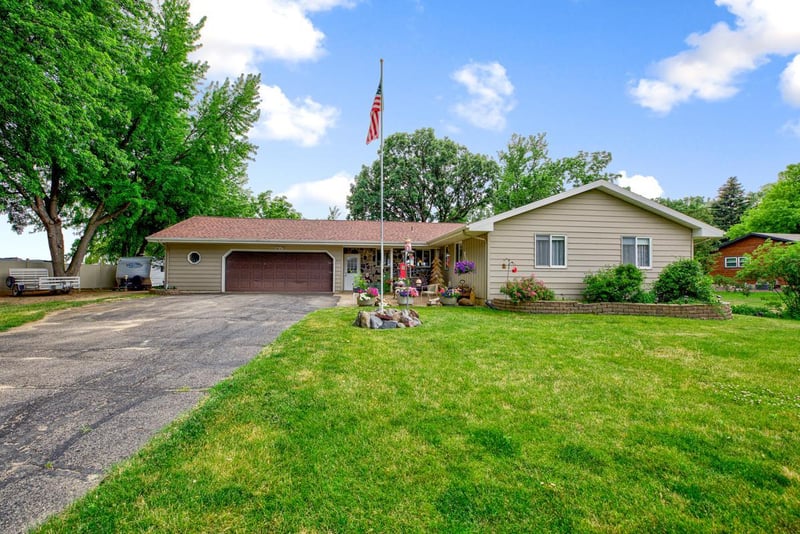 6210 Shamrock Dr, Madison Lake, MN 56063