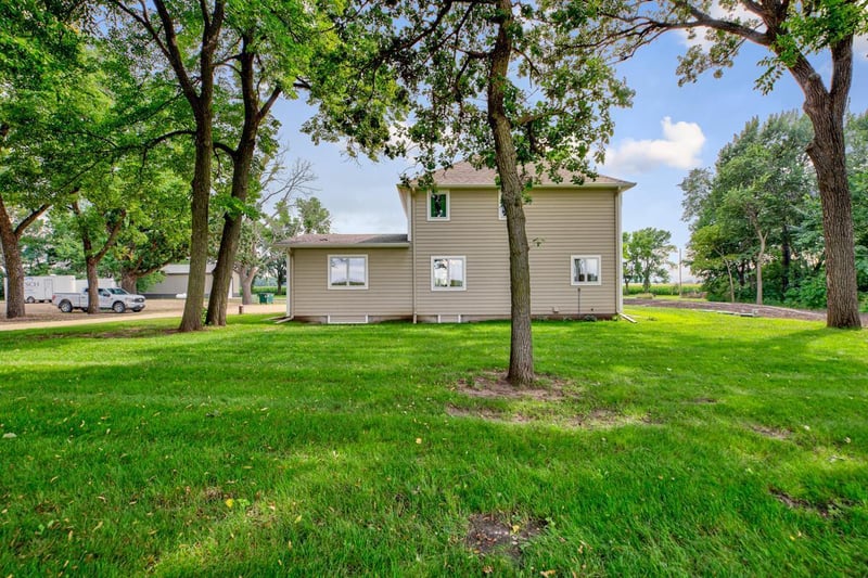 84713 300th St, Madelia, MN 56062