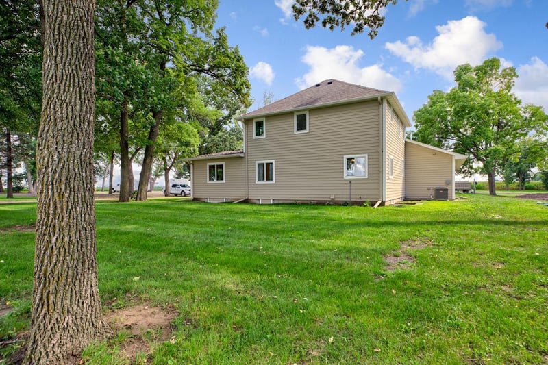 84713 300th St, Madelia, MN 56062