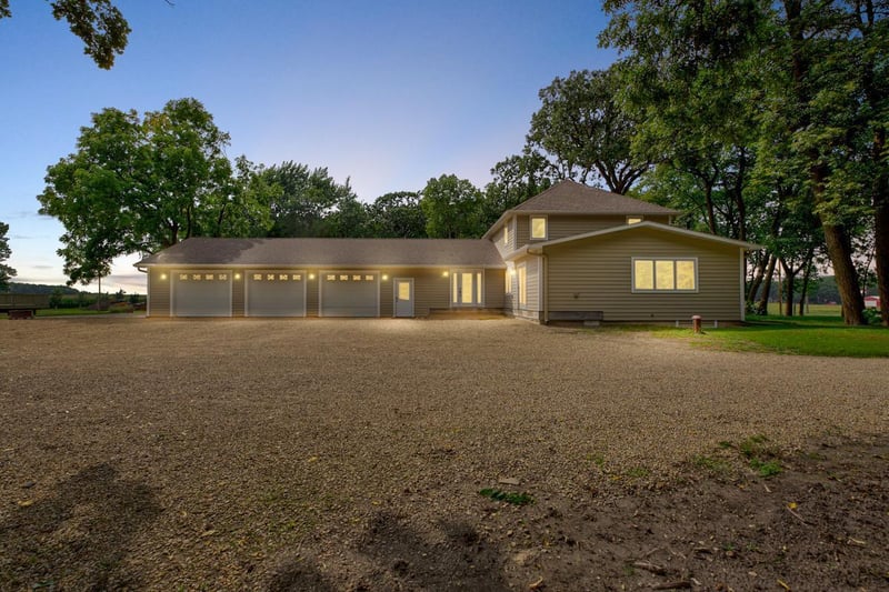 84713 300th St, Madelia, MN 56062