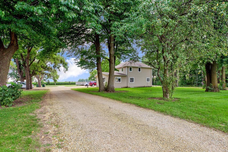 84713 300th St, Madelia, MN 56062