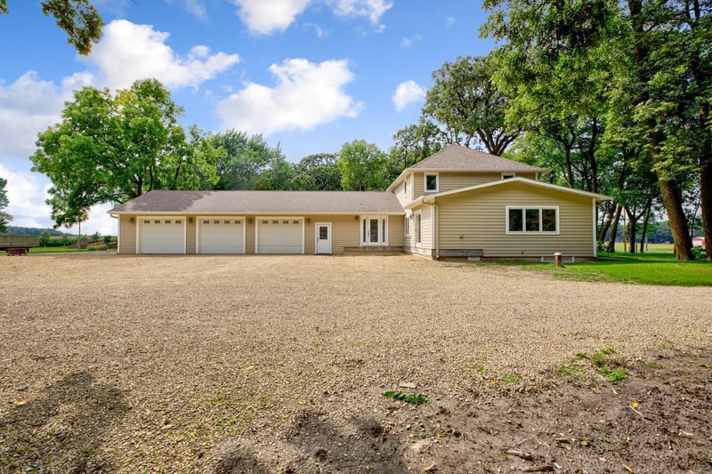 84713 300th St, Madelia, MN 56062