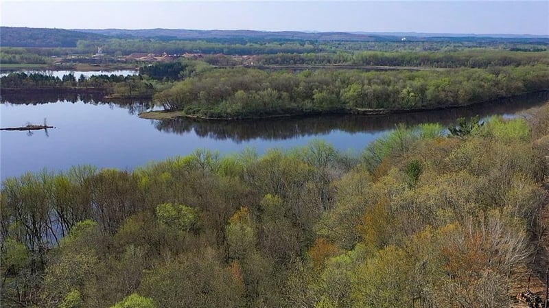 1435 Silvermine Dr, Eau Claire, WI 54703