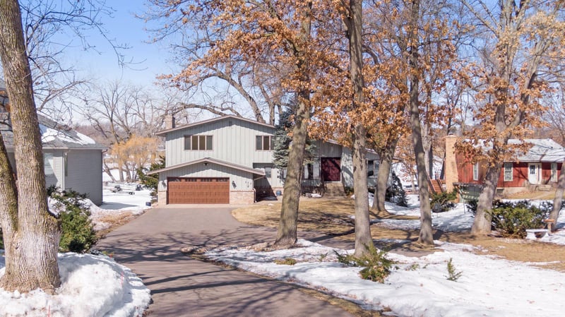 539 Heinel Dr, Roseville, MN 55113