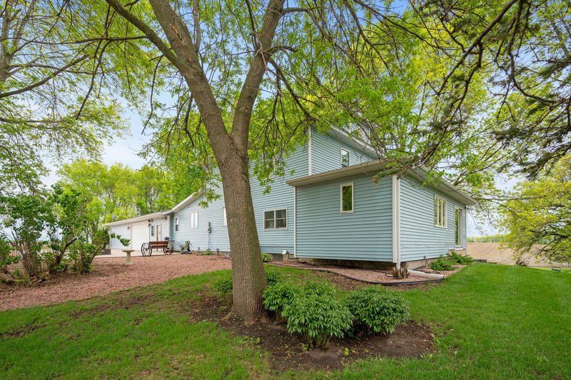 31047 221st Ave, Le Center, MN 56057