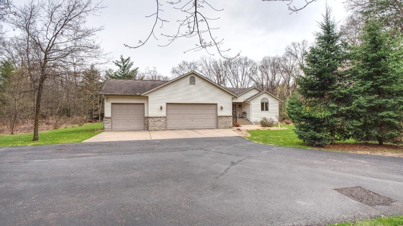 5623 Perth Dr, Eau Claire, WI 54703