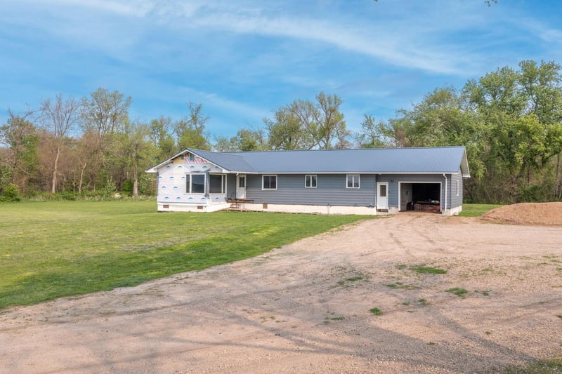429 180th Ave, Ceylon, MN 56121