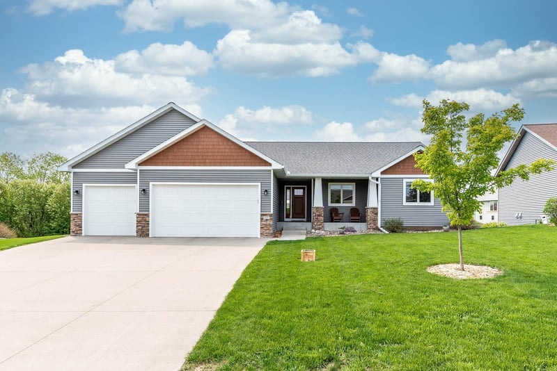 105 Sparrowhawk Cir, Eagle Lake, MN 56024