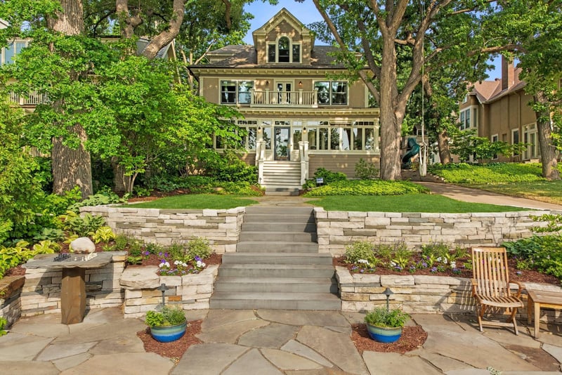 2691 E Lake Of The Isles Pw, Minneapolis, MN 55408