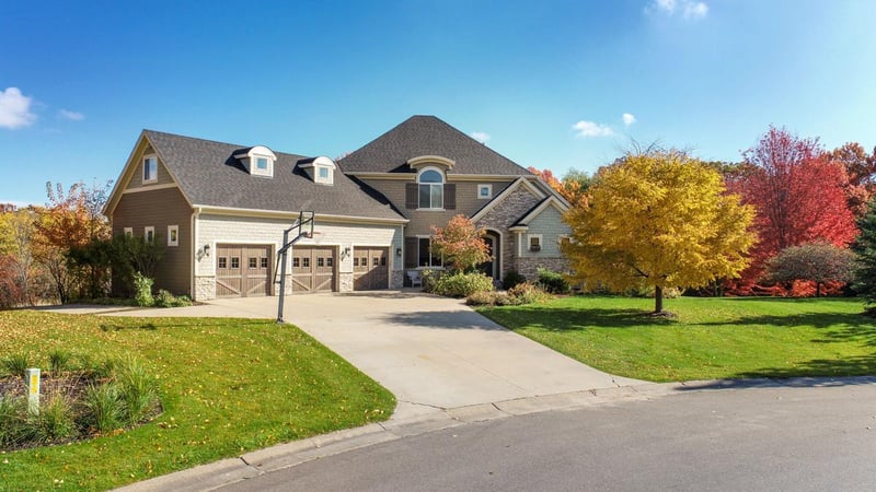 8870 Callander Cir, Lakeville, MN 55044