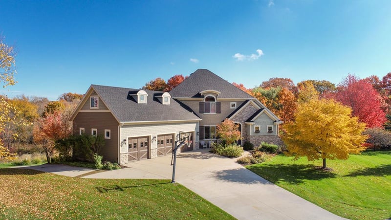 8870 Callander Cir, Lakeville, MN 55044