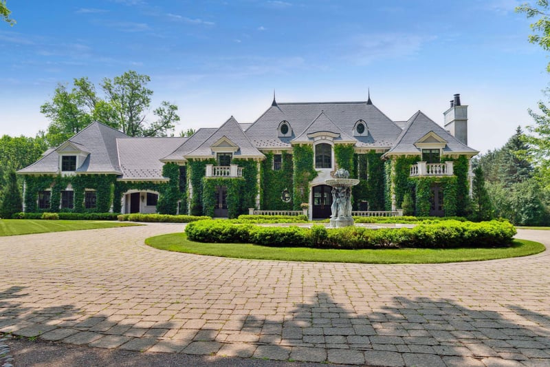 1200 Old Crystal Bay Rd, Wayzata, MN 55391