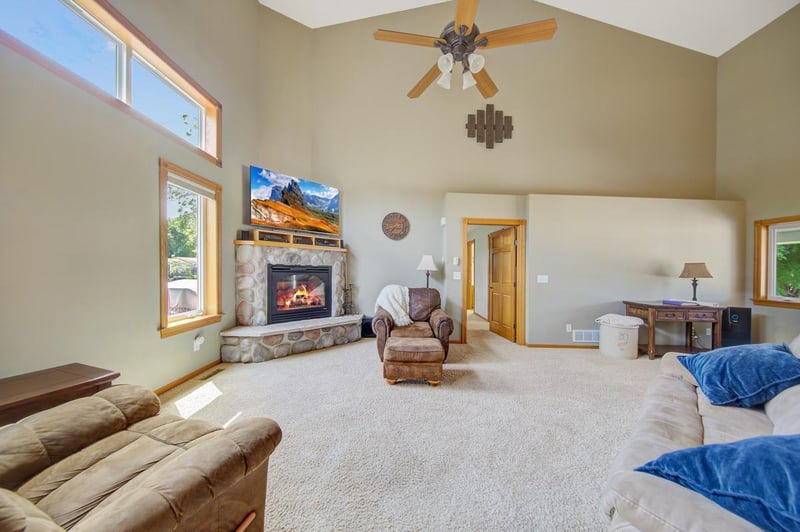 706 W Main St, Madelia, MN 56062