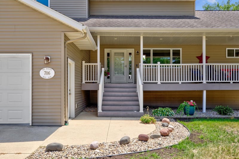 706 W Main St, Madelia, MN 56062