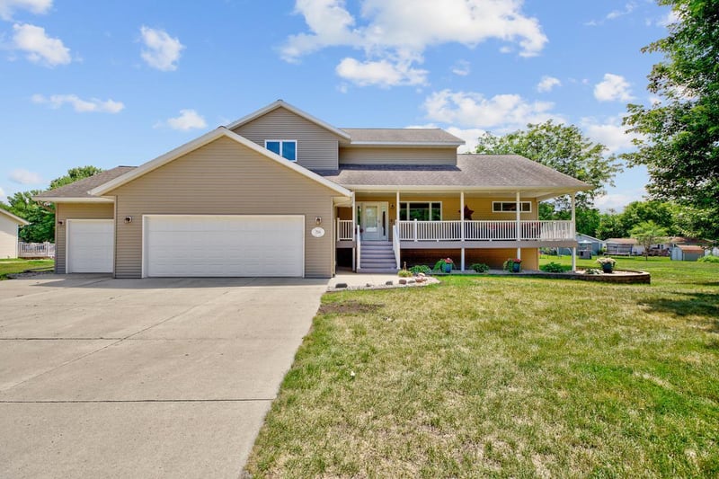 706 W Main St, Madelia, MN 56062