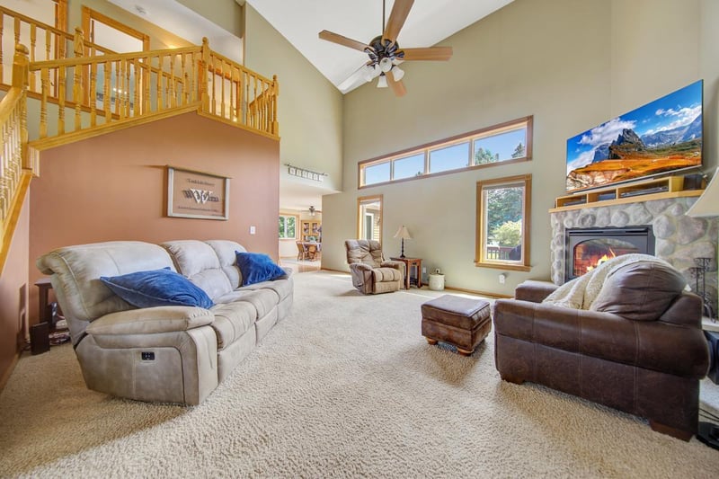 706 W Main St, Madelia, MN 56062