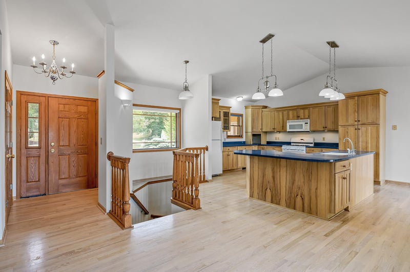 28690 W Lake Dr, Madison Lake, MN 56063