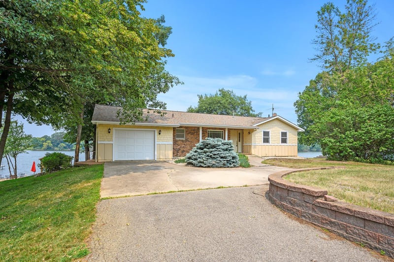 28690 W Lake Dr, Madison Lake, MN 56063