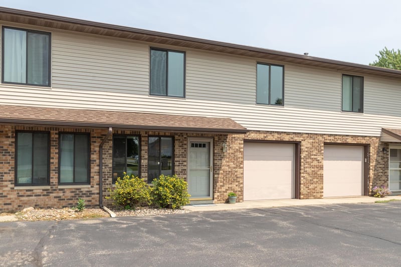 403 Friendly Cir SW, Eyota, MN 55934