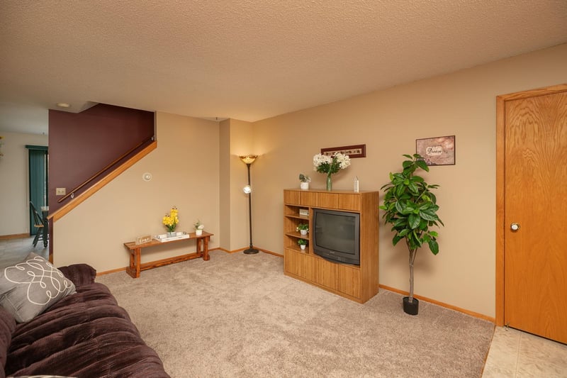 403 Friendly Cir SW, Eyota, MN 55934