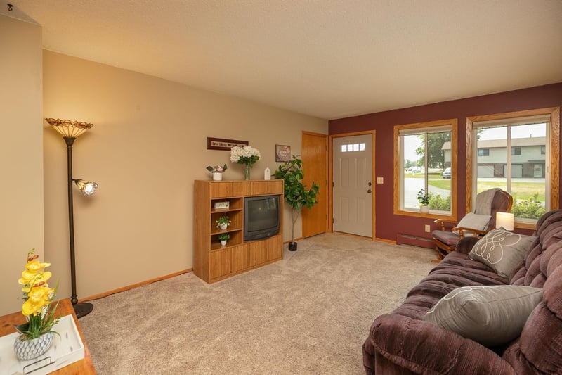 403 Friendly Cir SW, Eyota, MN 55934