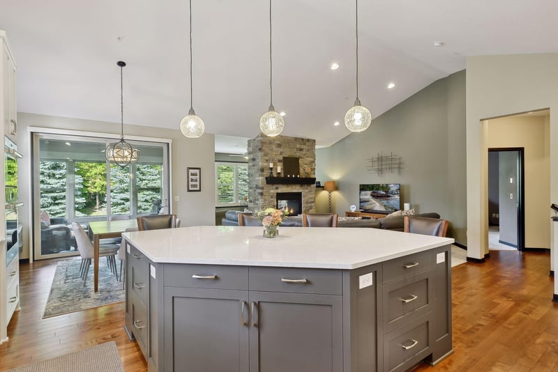 10777 Lyndale Bluffs Trl, Bloomington, MN 55420