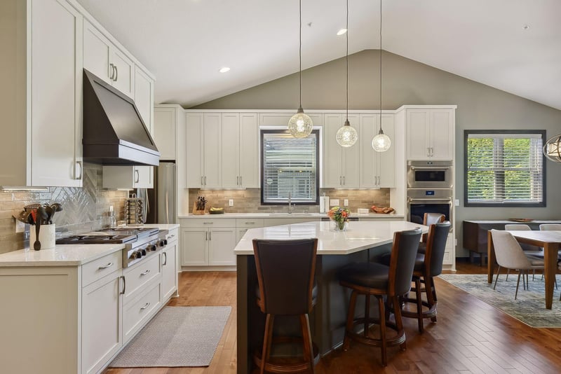 10777 Lyndale Bluffs Trl, Bloomington, MN 55420