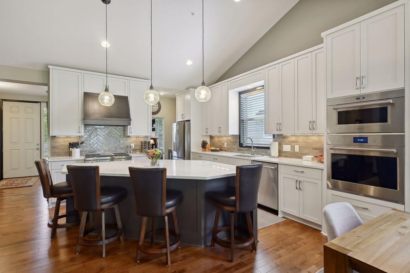 10777 Lyndale Bluffs Trl, Bloomington, MN 55420