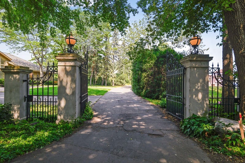 2530 Spirit Knob Rd, Wayzata, MN 55391