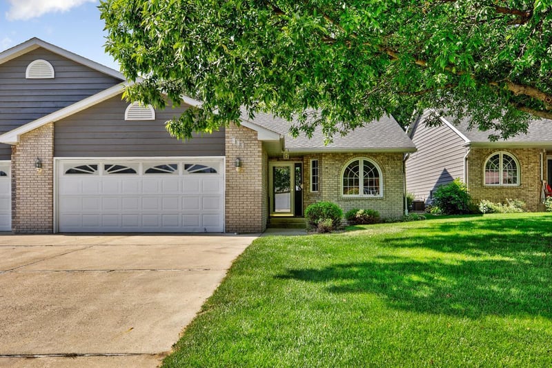 231 Gilbert Ave SW, Madelia, MN 56062