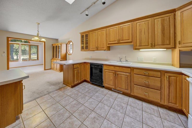 231 Gilbert Ave SW, Madelia, MN 56062