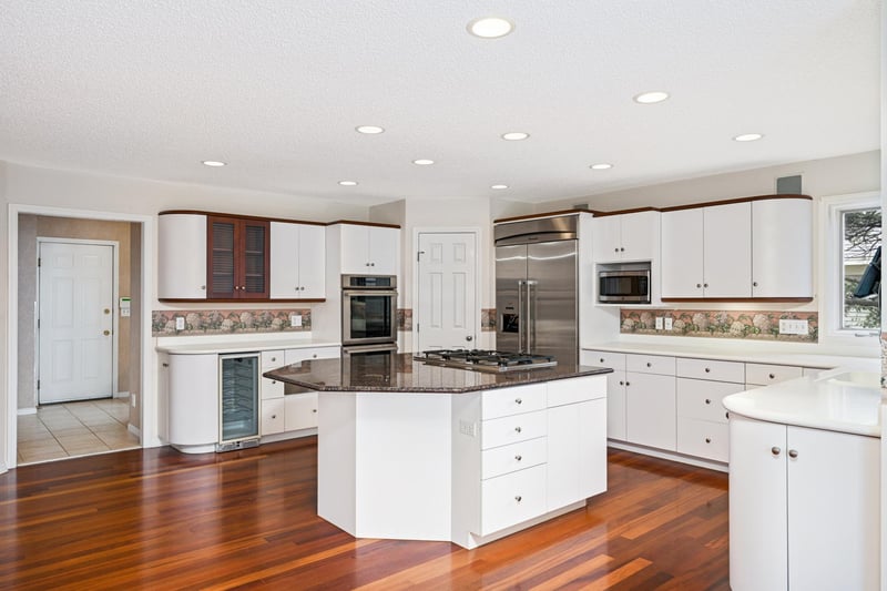 411 Vadnais Lake Dr, Vadnais Heights, MN 55127