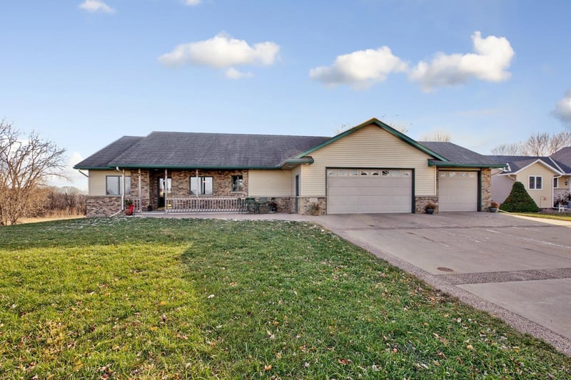 425 Horizon Dr, Le Center, MN 56057