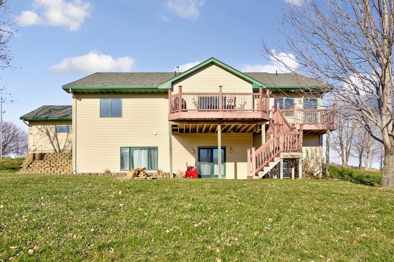 425 Horizon Dr, Le Center, MN 56057