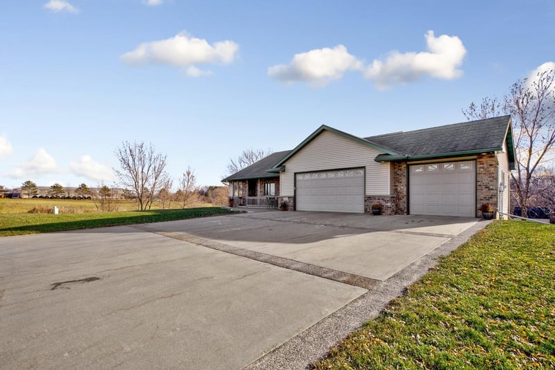 425 Horizon Dr, Le Center, MN 56057