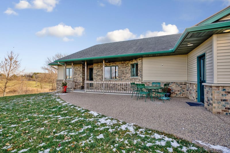 425 Horizon Dr, Le Center, MN 56057